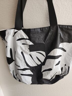 Aloha Collection Black & White Leaf Print Tote Bag